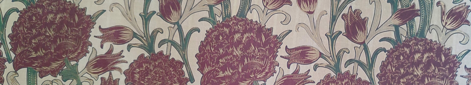 papel italiano de estampado floral con granates y dorados sobre beige para forrar cajas decorativas by Agnes Bloom