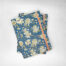 Midori A5 entelado con estampado de flores ocre sobre fondo azul. Cuaderno A5, cuaderno pequeño